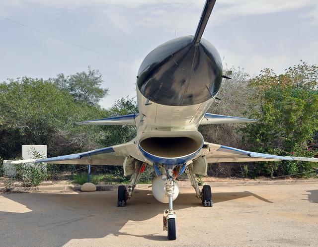 pw1120是f100发动机的改进型,后者已被f-15"鹰"和f-16战斗机采用.