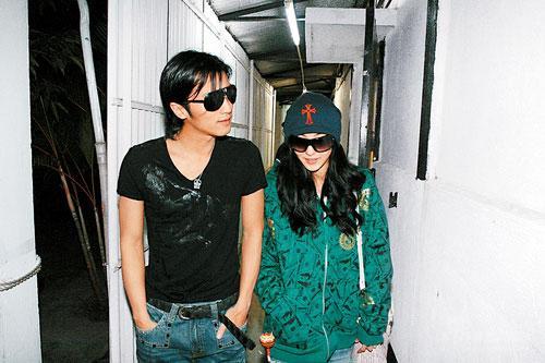 谈天说地 69 张柏芝飞泰国探班 霆锋护妻抱子拜佛求平安    谢霆锋