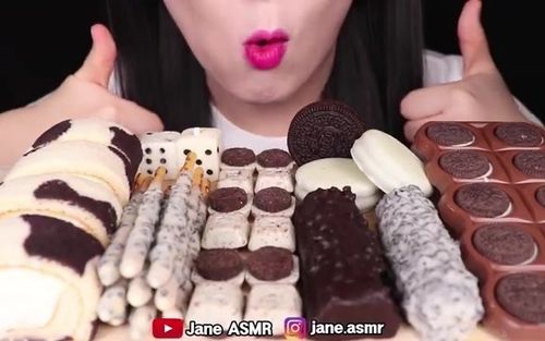 韩国吃播jane20201109牛奶奥利奥巧克力奥利奥棒棒糖糖果牛奶卷心蛋糕