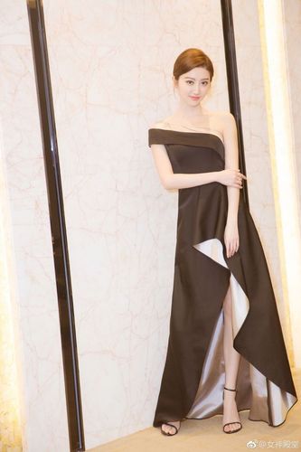 景甜出席某活动,身着黑色斜肩礼服,香肩锁骨,尽显优雅性感.