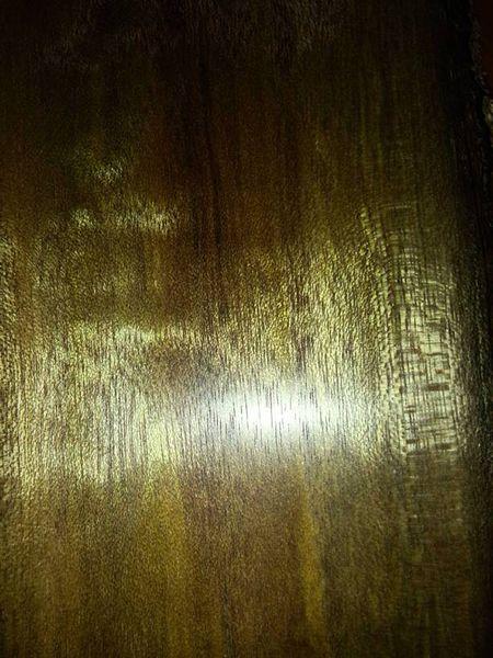 是香楠阴沉木,年份还不够,没有碳化好,处理得好跟金丝楠木阴沉料差不