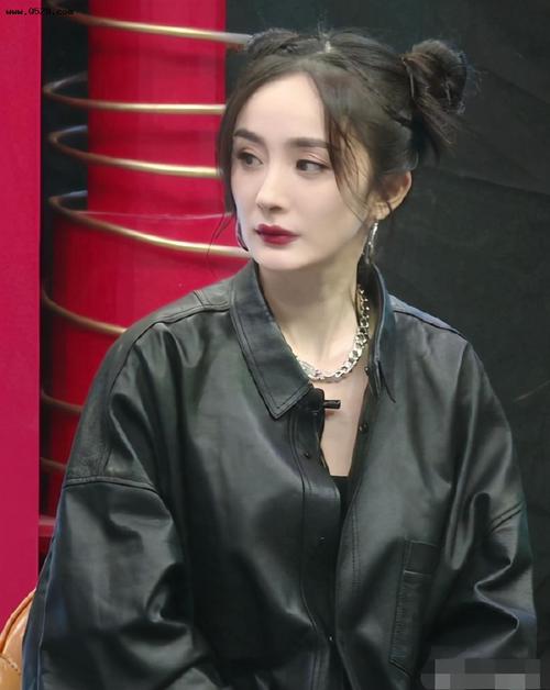 杨幂双丸子头造型十分灵动可爱,古灵精怪气场好强