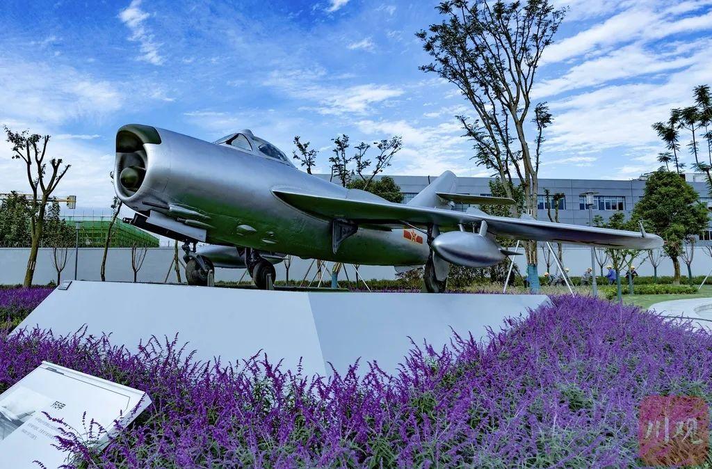 翼龙枭龙首次组团亮相成飞公园上新