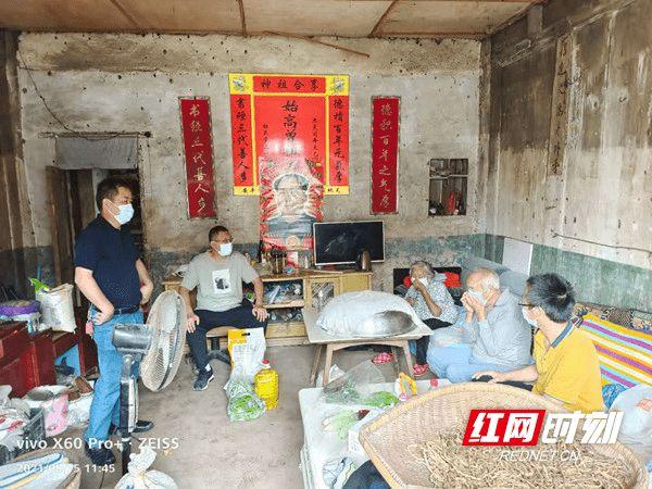 慈利县三官寺土家族乡走访慰问送真情困难群众我疼爱