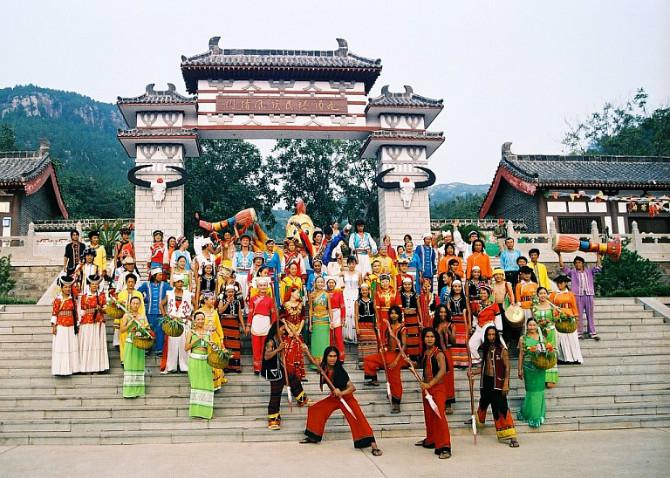 九顶塔中华民俗欢乐园是集中华民族风情,风景名胜,游乐探险和休闲度假