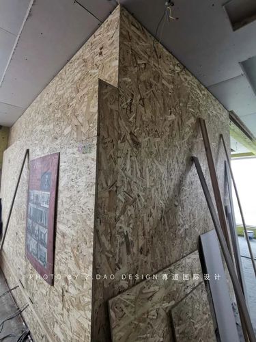 电视背景墙石材造型必须用欧松板打底,确保稳定.