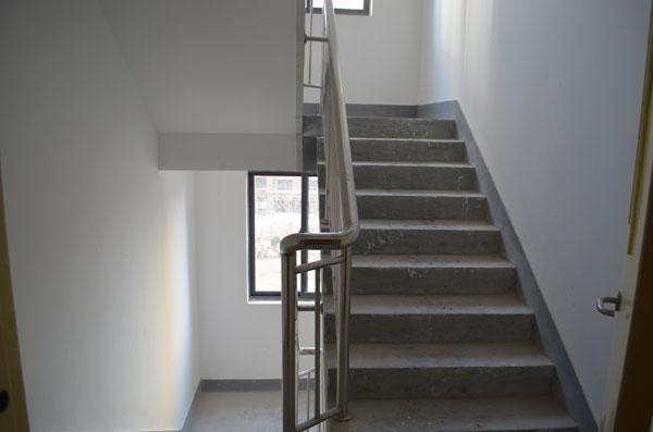 楼梯间:容纳楼梯的结构,包围楼梯的建筑部件(如墙或栏杆).