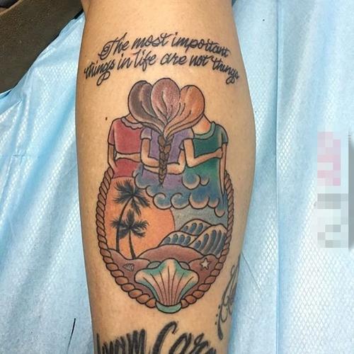 女生手臂上彩绘水彩创意纹身图案