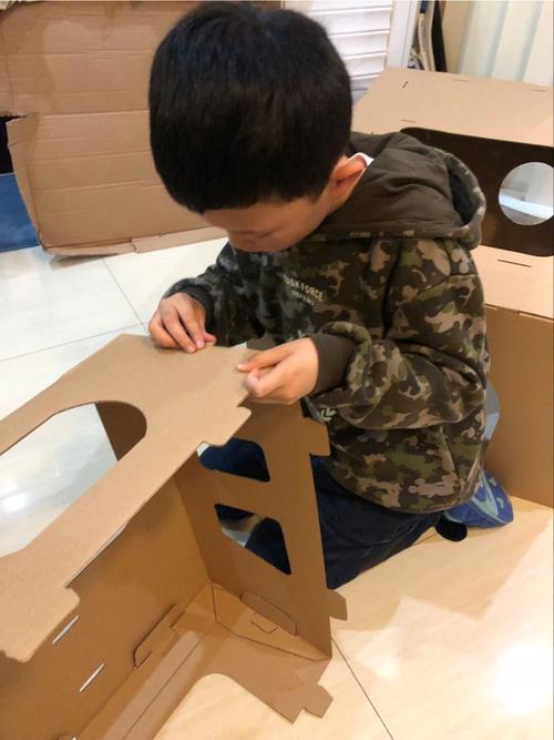 我要用硬纸板拼搭成一个装甲车!