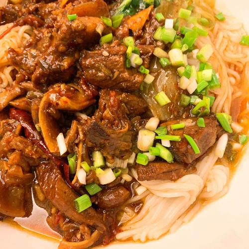 朋友做的牛腩拌粉,啊啊啊啊啊这个牛腩实在是太好吃啦