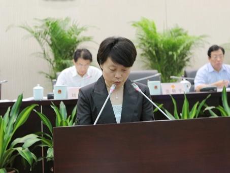 图为市财政局局长韩冬梅作关于徐州市2010年财政决算(草案)的报告