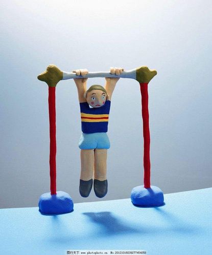 两手抓住单杠,两脚悬空,腰部放松,尽量坚持,但不要勉强.