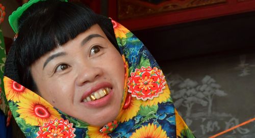 大金牙,惠安女还有在门牙两侧各镶一颗金牙做装饰的习俗