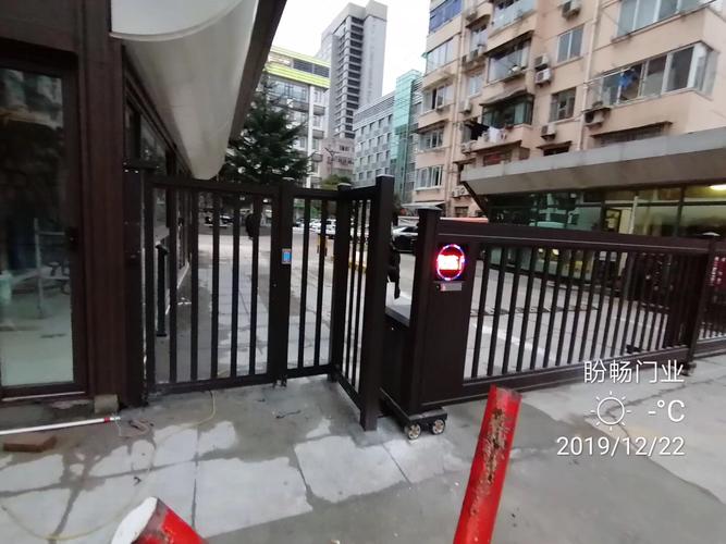 上海人行道豪华智能大门安装-上海盼畅门业