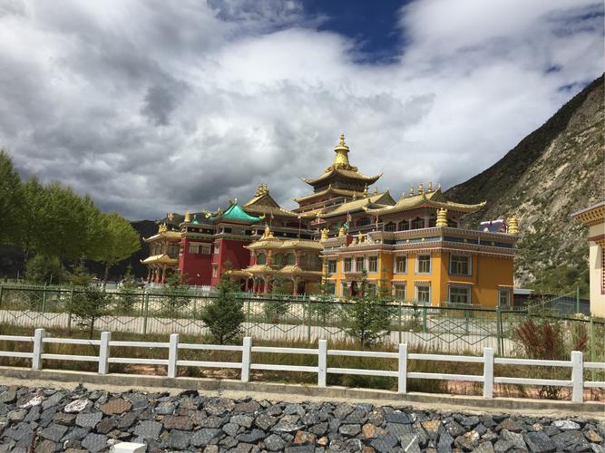 经过金碧辉煌的禅古寺,这是玉树地震后重建的寺庙.