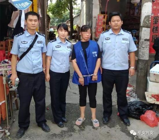 嫌疑人之一指认其抢包现场