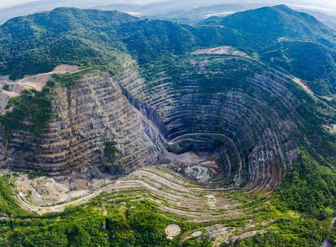 亚洲第一天坑黄石国家矿山公园