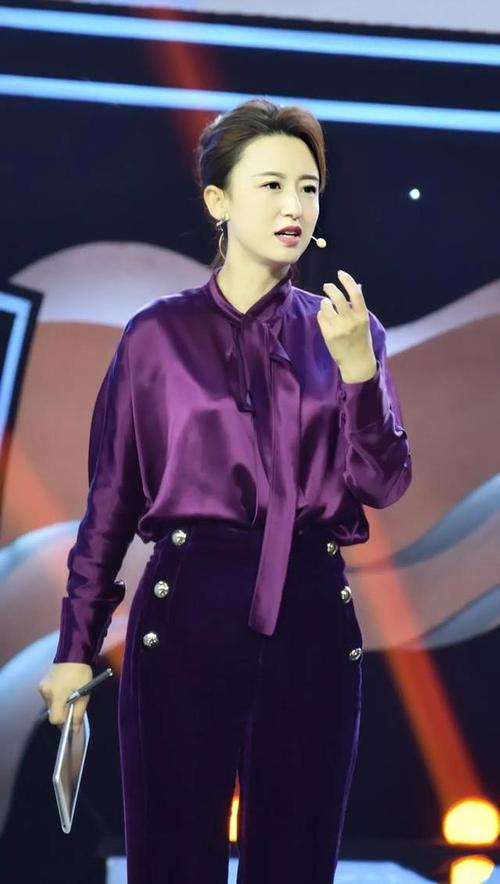 时隔2年再上综艺盛典央视张蕾穿香芋色衬衫重拾往日风范