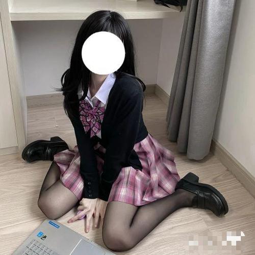 好久没穿黑丝配jk啦,夏天到了穿起来太热,我以后还穿吗?