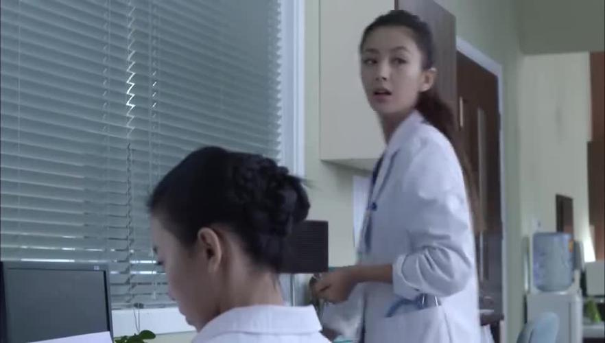 产科医生何医生当众跟肖主任唱反调知道肖主任的身份后吓一跳