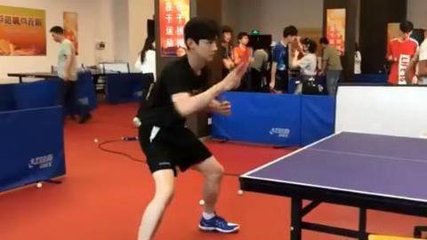 [消息]国球大本营分享白敬亭练乒乓球花絮 认真水平获