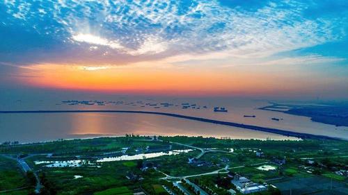 正处于长江入海前的顾盼回首之地!