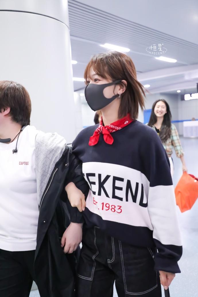 杨紫机场出行显清秀,宽松卫衣时尚有范,圆环耳坠也是实力抢镜!