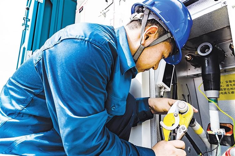 作业人员在制作电缆接头.