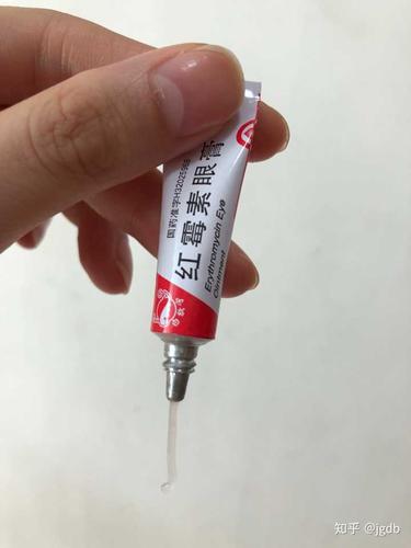 如何用自己的手将红霉素眼膏挤进自己的眼睛还不用担心戳瞎?