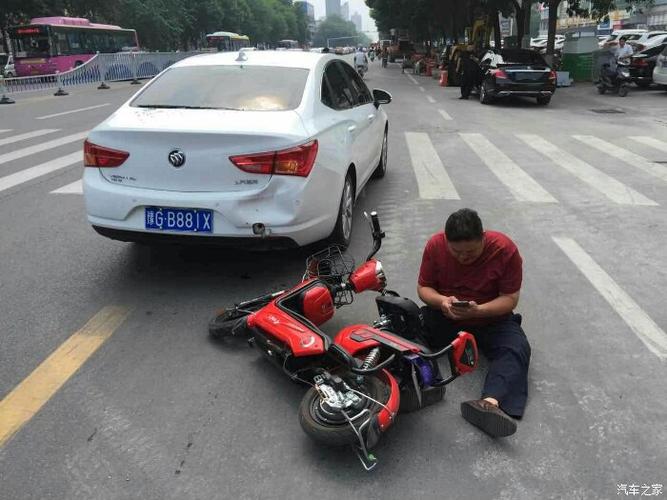 我黄色虚线变道.被一个骑电动车的撞了. 他喝酒了.这不是十字路口.