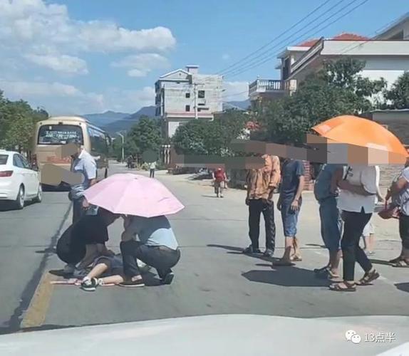 揪心新宁一小女孩被撞倒在地大家千万注意安全啊