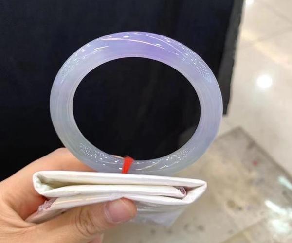 b货翡翠是经酸洗注胶的翡翠,其天然结构已被破坏.