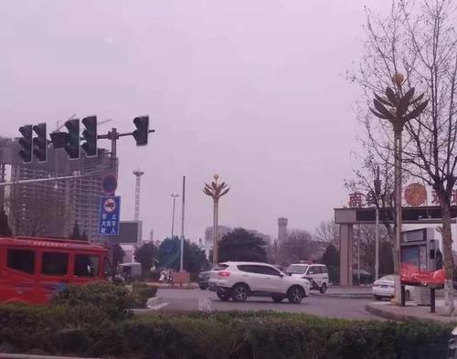 临颍:南街村路口暂时封闭,路过车辆请提前绕行