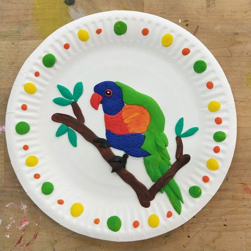 画上自己喜欢的图片,用彩泥拼贴颜色,一个漂亮的小小盘子就做好了!