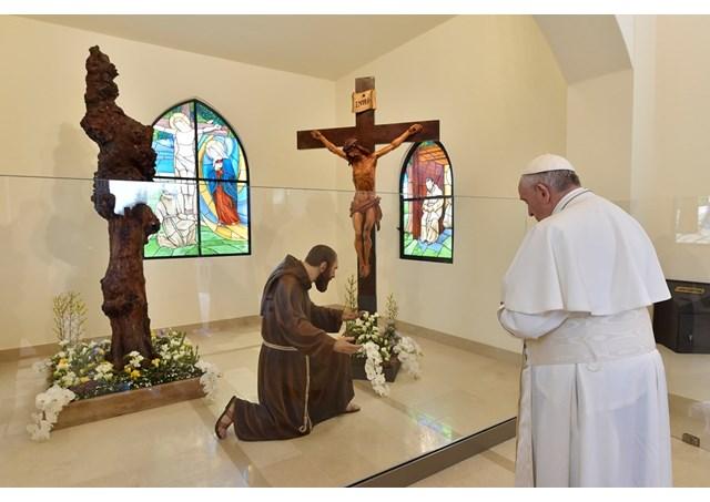 教宗在圣庇护神父的像前祈祷