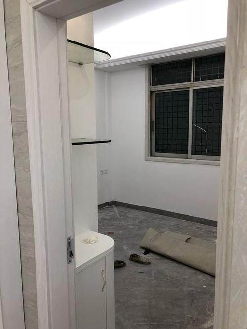 60平老房子简单装修,卫生间窄到只能一人进,电视背景墙最满意