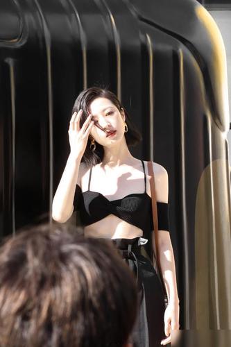 周雨彤胆真大别人当内搭的抹胸就敢直接穿出门身材好就是抢镜