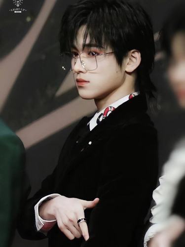 宋亚轩壁纸|眼镜抵挡不住的帅气