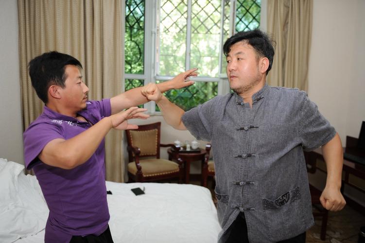 崆峒派掌门人白义海(右)和该派传人之一王俊(左)切磋技艺.