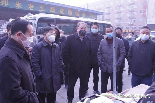 河南省商务厅党组书记马健(前排左三)在万邦农产品物流城督导检查