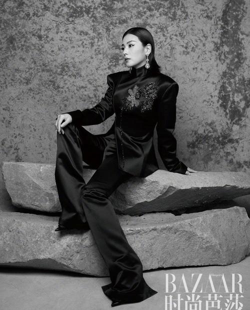 黑色的刺绣锦袍配合复古的妆容,端坐在大石头之上,一下子就把人带到