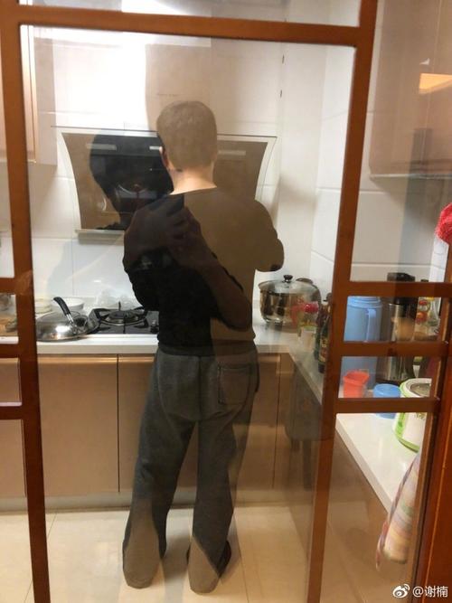 谢楠赞吴京"演技好":在家不下厨房,老丈人面前做饭手机全精通