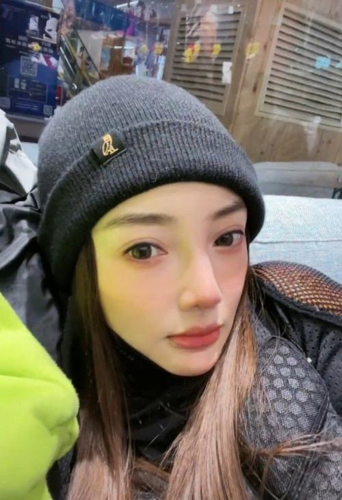 39岁李小璐近照被指奇怪,眼皮微肿大小也不一样,被网友怀疑整容