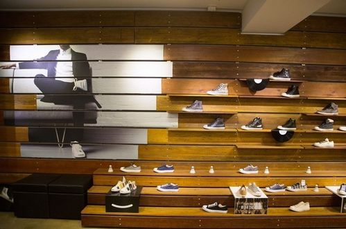 现在,在潮水中间明洞出生了一家匡威专卖店——converse custom