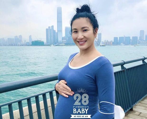恭喜!郑佩佩爱女原子鏸怀孕30周晒孕照,嫁非洲老公生活幸福