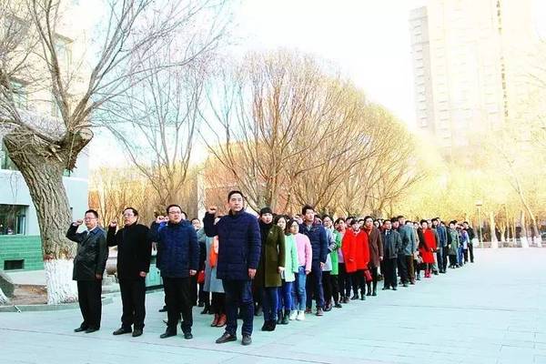 这些老师到新疆去当哈密人,他们在哈密的岗位上讲述了哪些动人的故事