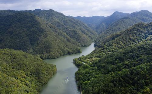 5月14日拍摄的三百山景区东风湖(无人机照片).