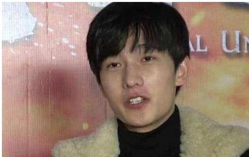 杨洋的素颜照和荧幕上的他基本上没差别,就是眼睛看上去比较小.
