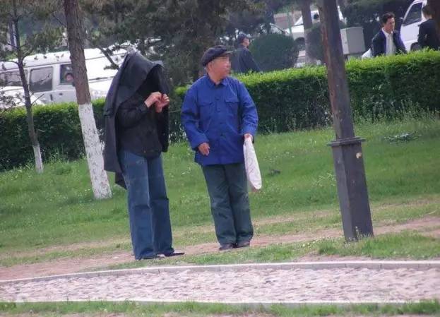 两位老大爷去公园散步看看风景.