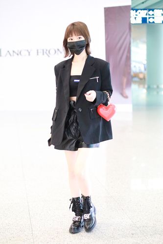 毛晓彤拎心形粉包少女心满满 清凉秀小蛮腰美腿白又直